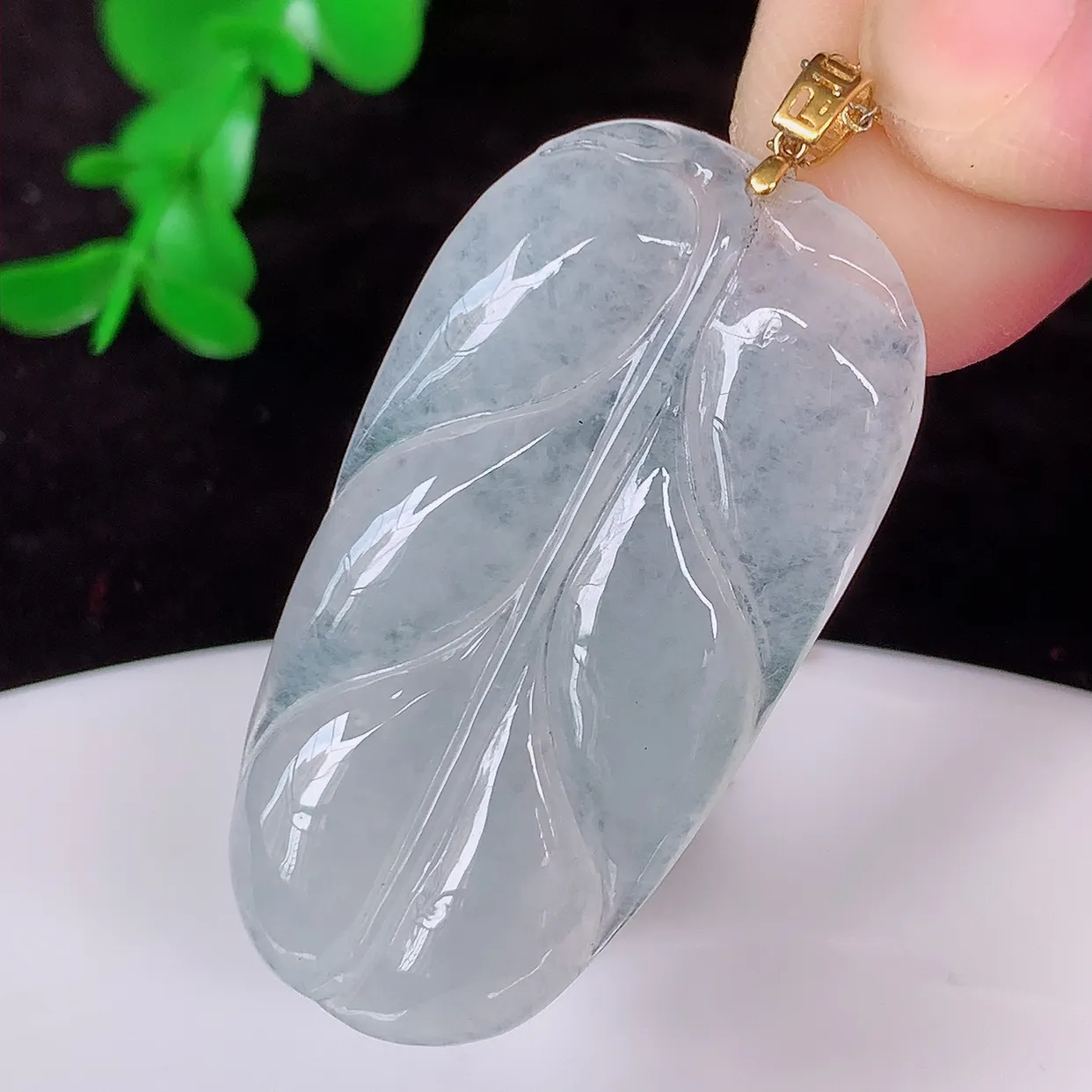 18K金镶嵌冰种翡翠叶子吊坠 ，种水足，色泽清新，工艺精湛，叶子寓意美好；金枝玉叶，事业有成。#41.21