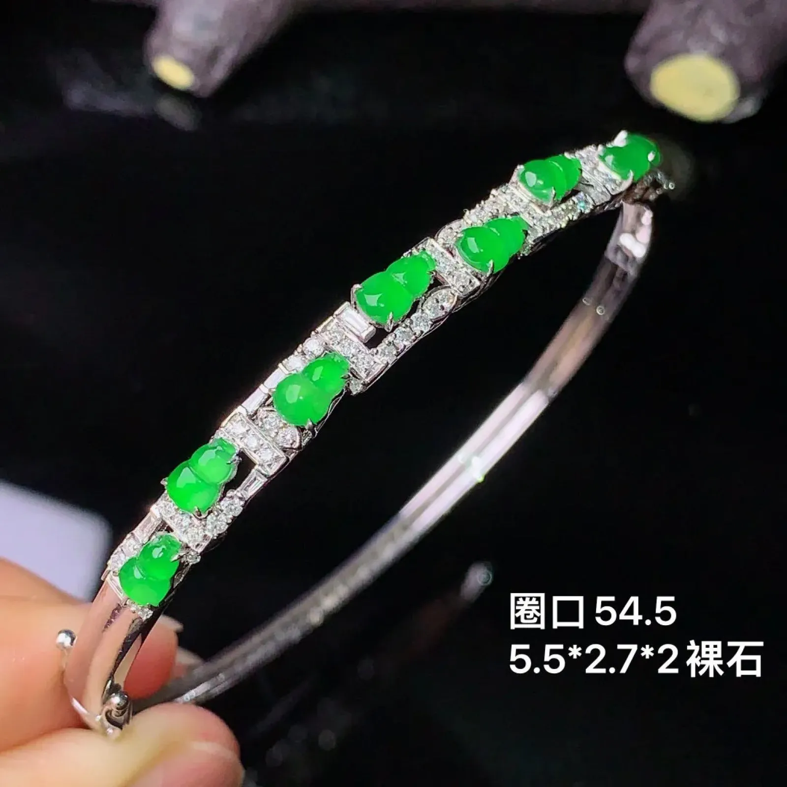18k金钻镶嵌满绿葫芦手镯 玉质细腻 色泽清新艳丽 圈口54.5 裸石尺寸5.5*2.7*2