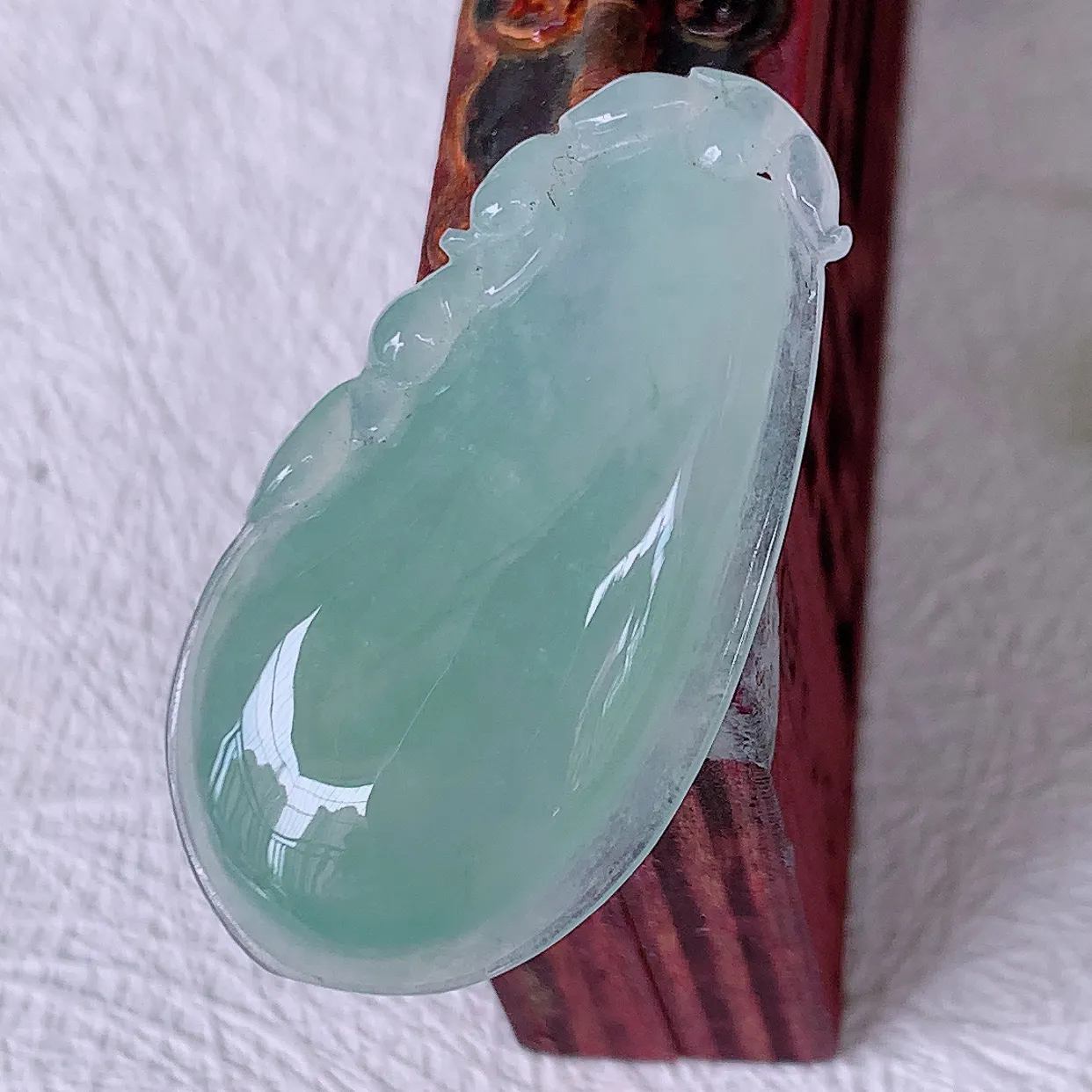 自然光实拍，冰种翡翠招财福瓜吊坠，翡翠福瓜招财瓜，冰润且起胶感， 佩戴效果优雅迷人！#57.21