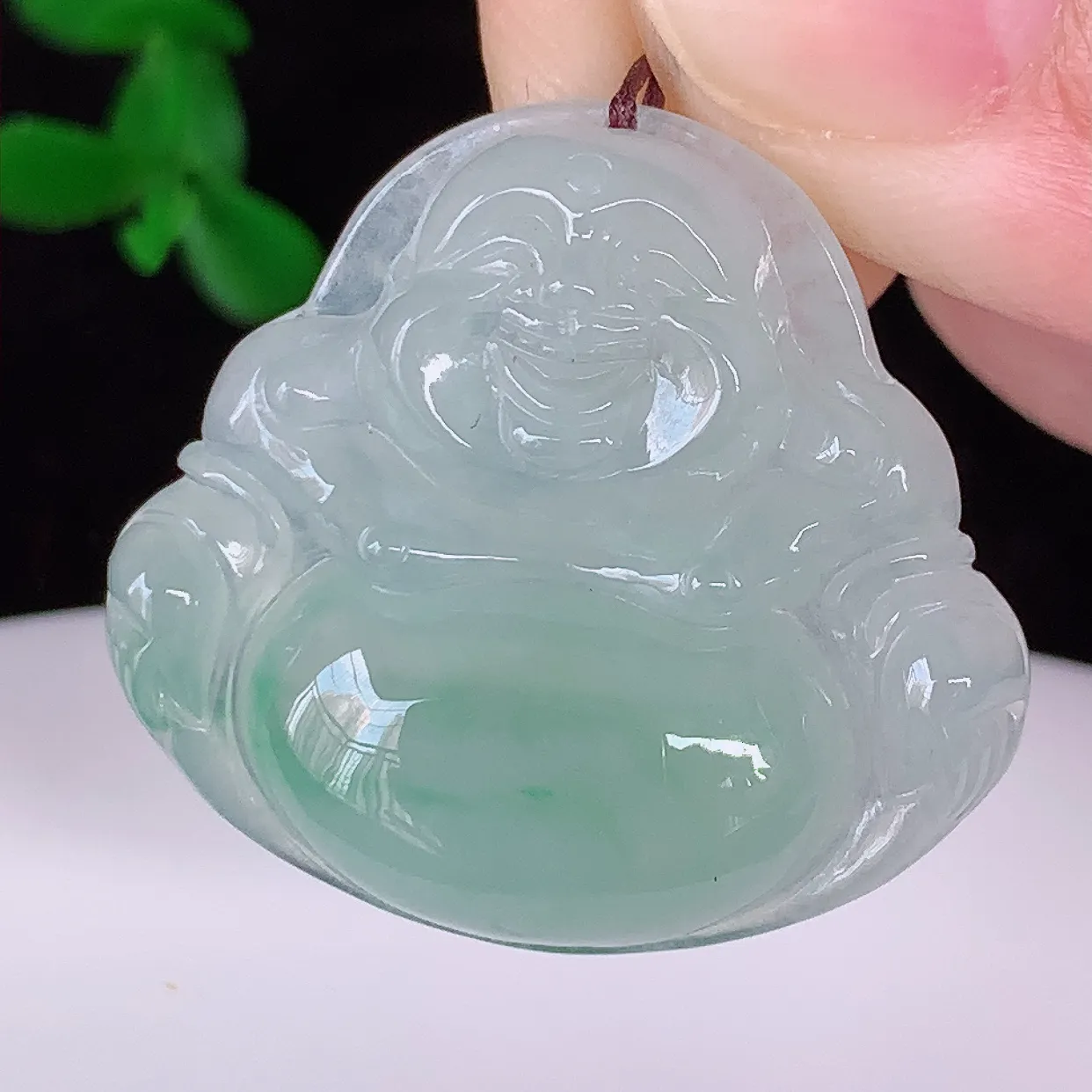 自然光实拍，冰种飘花翡翠佛公吊坠，笑口常开，佛公在心中，一生平安幸福，冰透，佛公翠色迷人，佩戴佳品！
