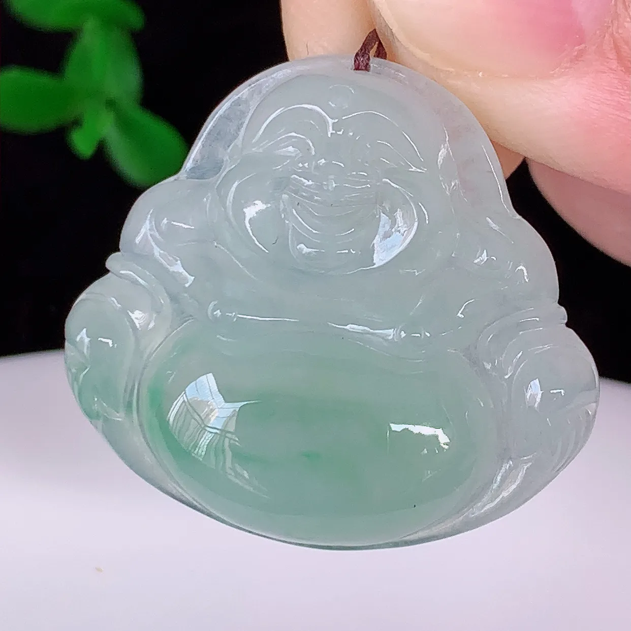 自然光实拍，冰种飘花翡翠佛公吊坠，笑口常开，佛公在心中，一生平安幸福，冰透，佛公翠色迷人，佩戴佳品！#46.21