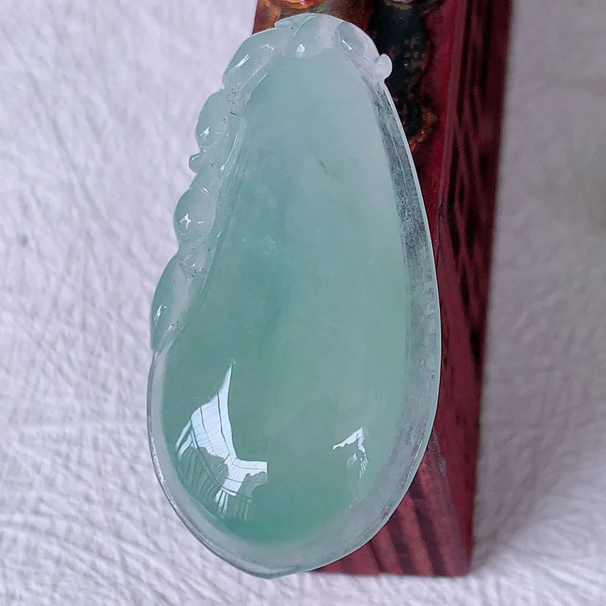 自然光实拍，冰种翡翠招财福瓜吊坠，翡翠福瓜招财瓜，冰润且起胶感， 佩戴效果优雅迷人！#57.21