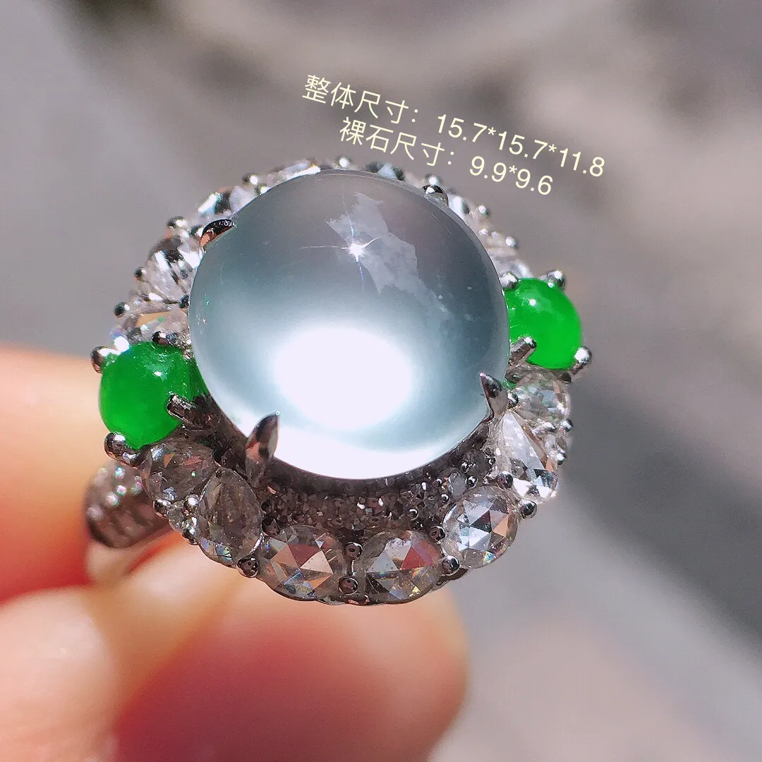 玻璃种蛋面戒指，玉质细腻，荧光感超
强，饱满圆润，气质满满。18k
金豪华镶嵌