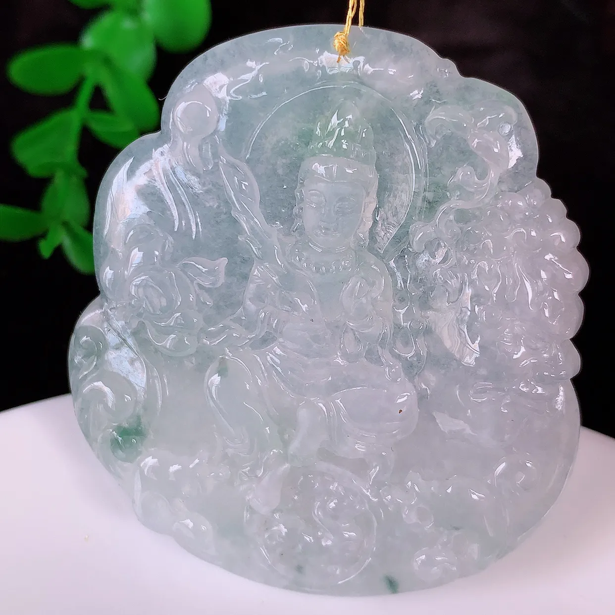 自然光实拍，冰种飘花翡翠大势至菩萨吊坠， 赐福翡翠观音，翠绿迷人，观音面相端庄，佩戴时尚出众！#00.21