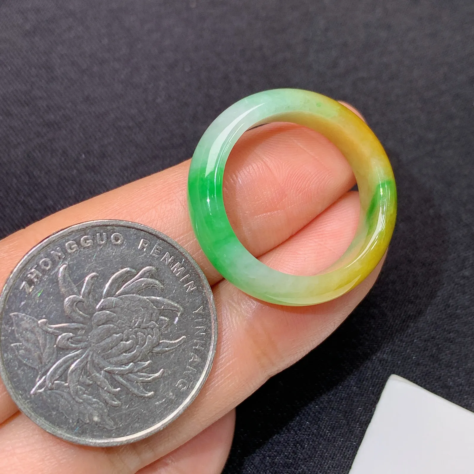 黄飘绿戒圈，指环，冰润鲜艳，玉质细腻，种水足 圈口19 尺寸5.5*4
