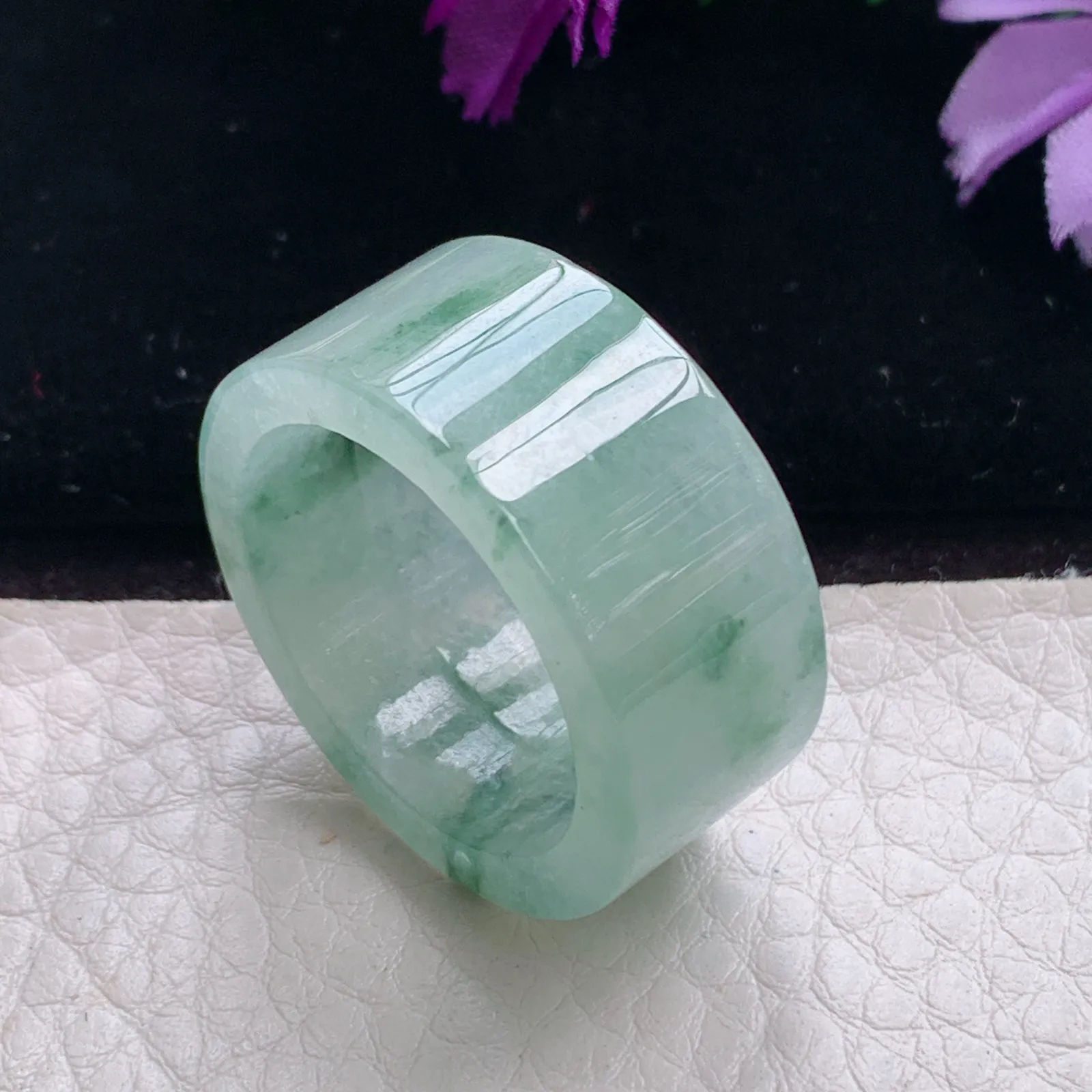 实拍zl缅甸翡翠A货冰润飘花22.5mm内径玉扳指 玉吊坠 尺寸22.5*12.6*3.5mm