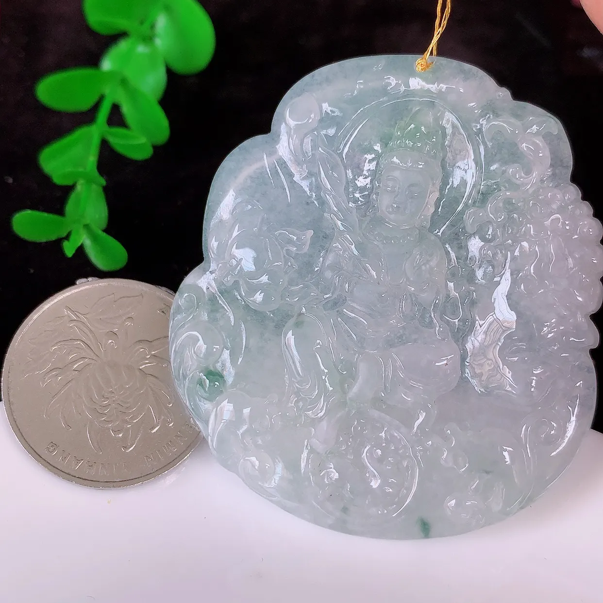 自然光实拍，冰种飘花翡翠大势至菩萨吊坠， 赐福翡翠观音，翠绿迷人，观音面相端庄，佩戴时尚出众！#00.21