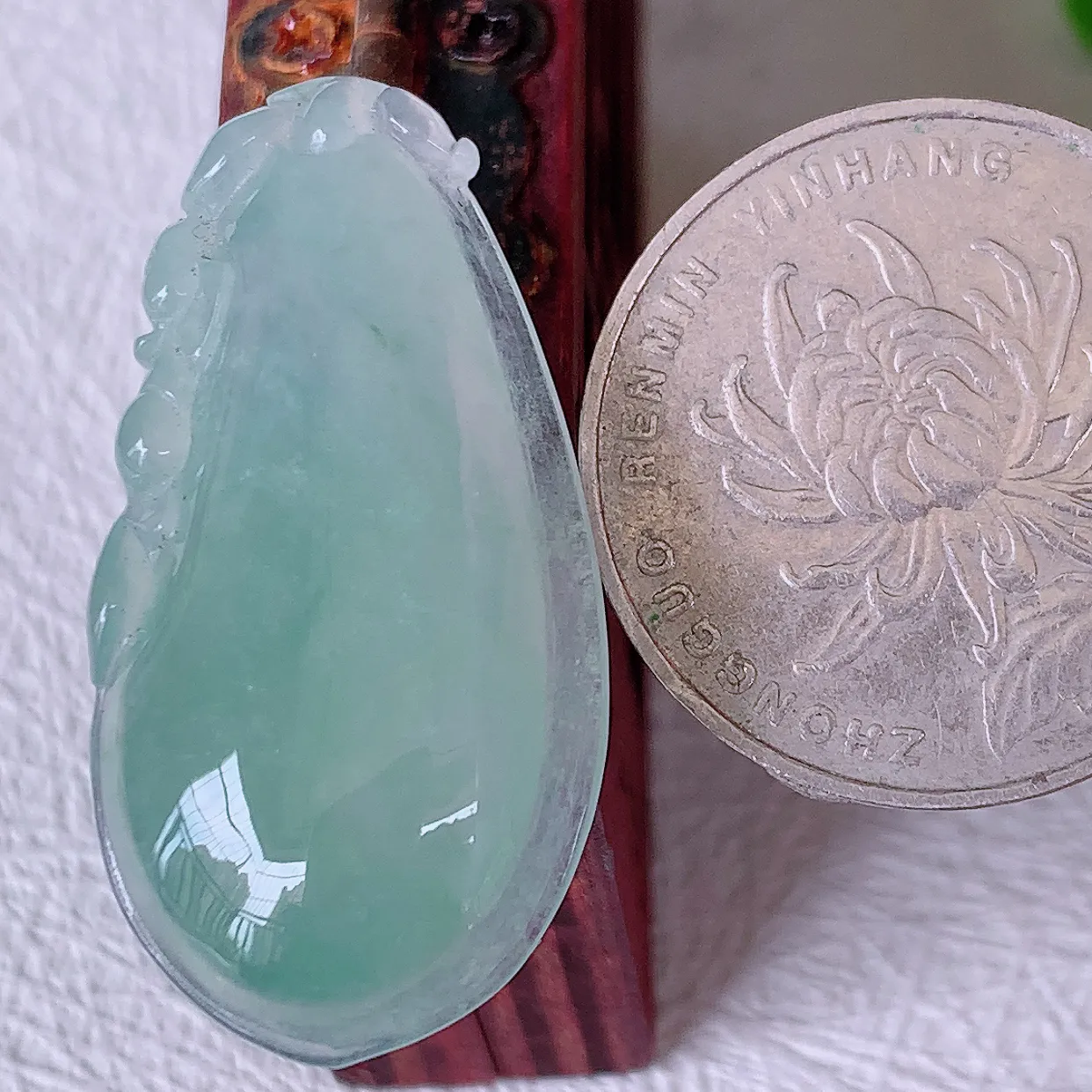 自然光实拍，冰种翡翠招财福瓜吊坠，翡翠福瓜招财瓜，冰润且起胶感， 佩戴效果优雅迷人！#57.21