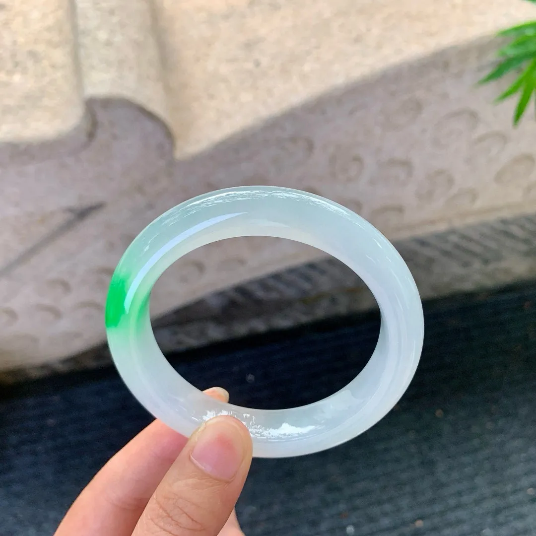 冰糯飘阳绿，水润，种老，细腻，无裂纹！