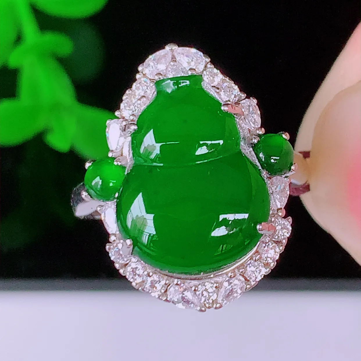 冰透满绿葫芦翡翠925银镶嵌戒指，自然光实拍，翠色灵动，颜色漂亮，种老水足，品相佳，佩戴佳品！#97