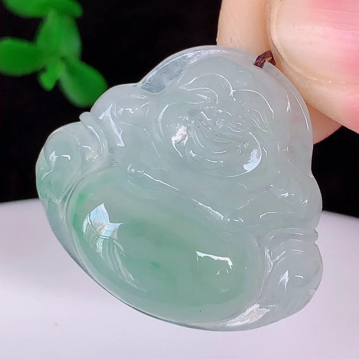 自然光实拍，冰种飘花翡翠佛公吊坠，笑口常开，佛公在心中，一生平安幸福，冰透，佛公翠色迷人，佩戴佳品！#46.21