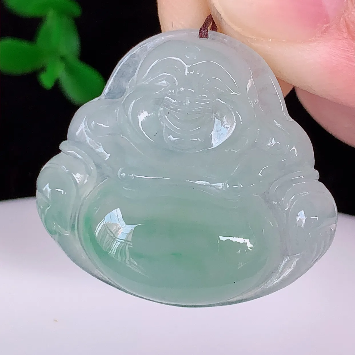 自然光实拍，冰种飘花翡翠佛公吊坠，笑口常开，佛公在心中，一生平安幸福，冰透，佛公翠色迷人，佩戴佳品！#46.21