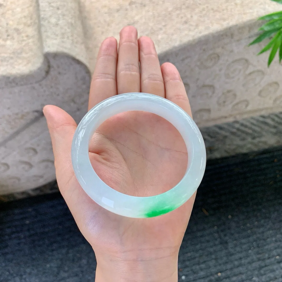 冰糯飘阳绿，水润，种老，细腻，无裂纹！