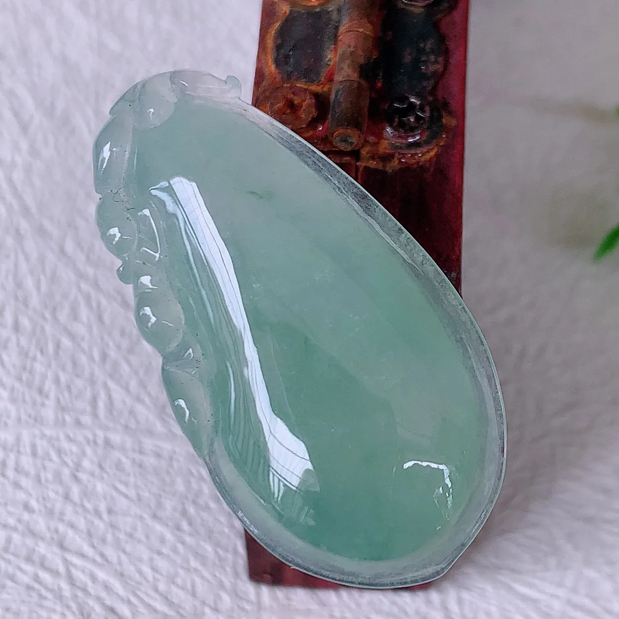 自然光实拍，冰种翡翠招财福瓜吊坠，翡翠福瓜招财瓜，冰润且起胶感， 佩戴效果优雅迷人！#57.21