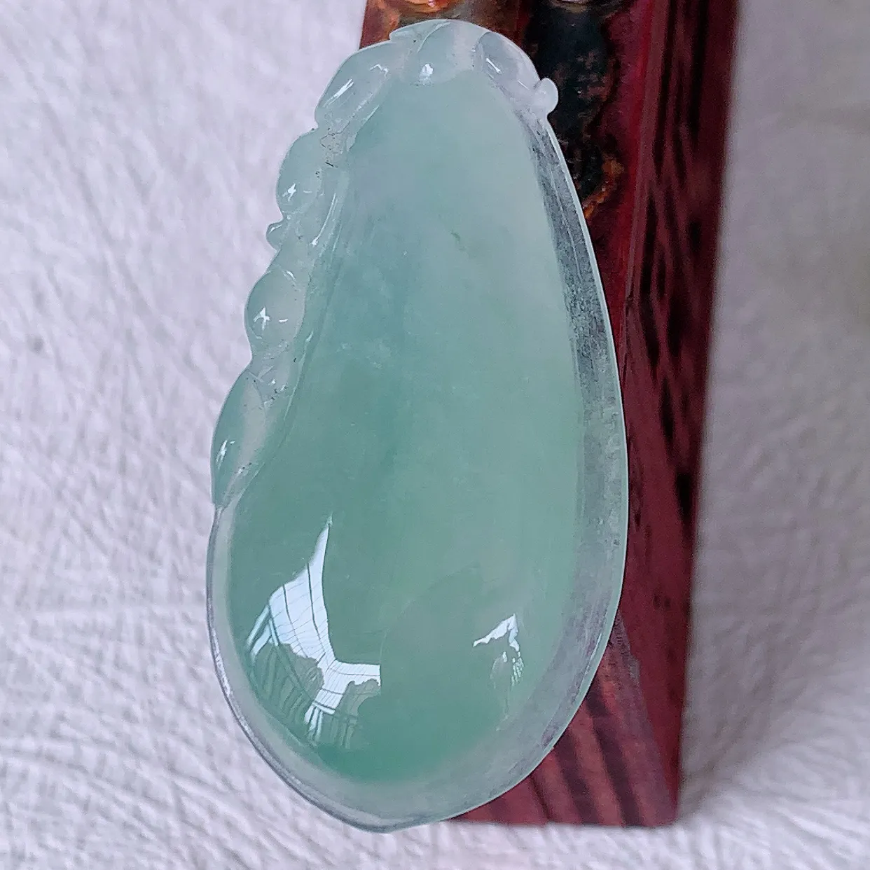 自然光实拍，冰种翡翠招财福瓜吊坠，翡翠福瓜招财瓜，冰润且起胶感， 佩戴效果优雅迷人！#57.21