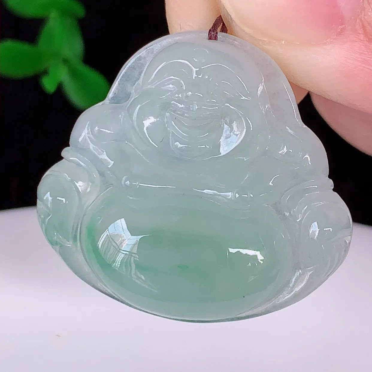 自然光实拍，冰种飘花翡翠佛公吊坠，笑口常开，佛公在心中，一生平安幸福，冰透，佛公翠色迷人，佩戴佳品！#46.21
