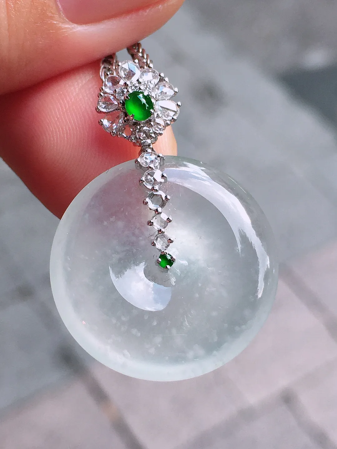 冰种平安扣吊坠，玉质细腻，荧光感超
强，饱满圆润，气质满满。18k
金豪华镶嵌