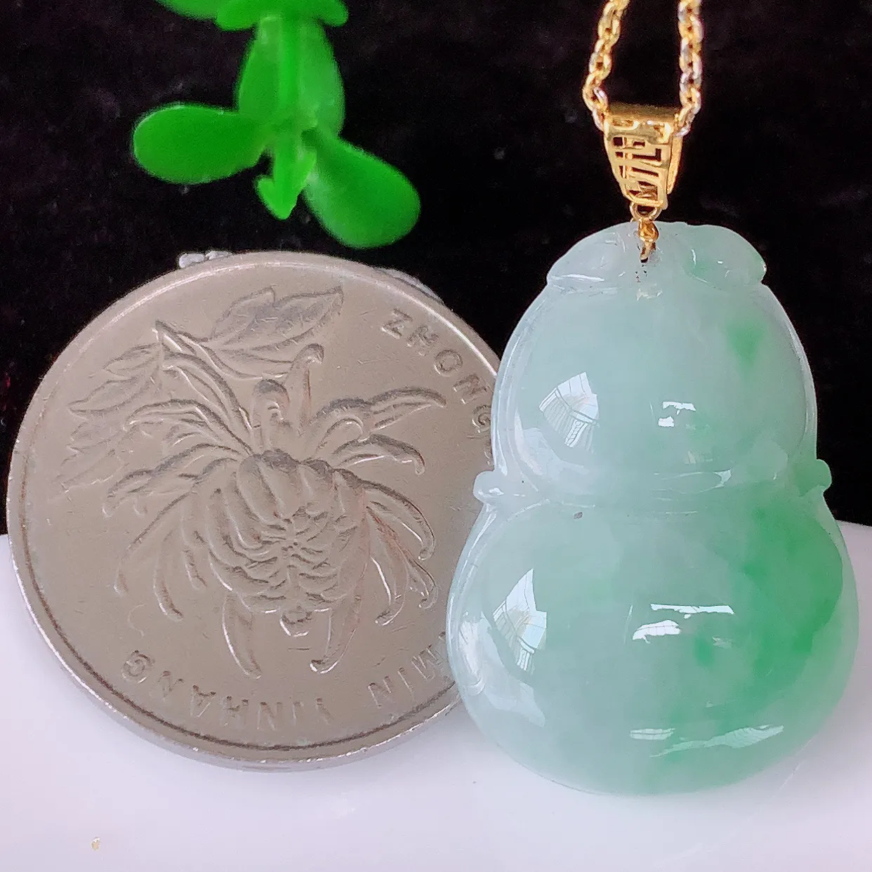 18K金镶嵌冰润飘绿翡翠福禄葫芦挂件，葫芦寓意福禄双全，财源滚滚，佩戴效果优雅迷人！#00.21