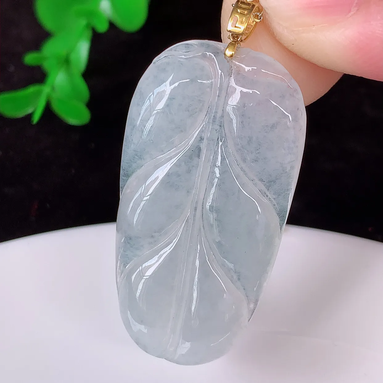 18K金镶嵌冰种翡翠叶子吊坠 ，种水足，色泽清新，工艺精湛，叶子寓意美好；金枝玉叶，事业有成。#41