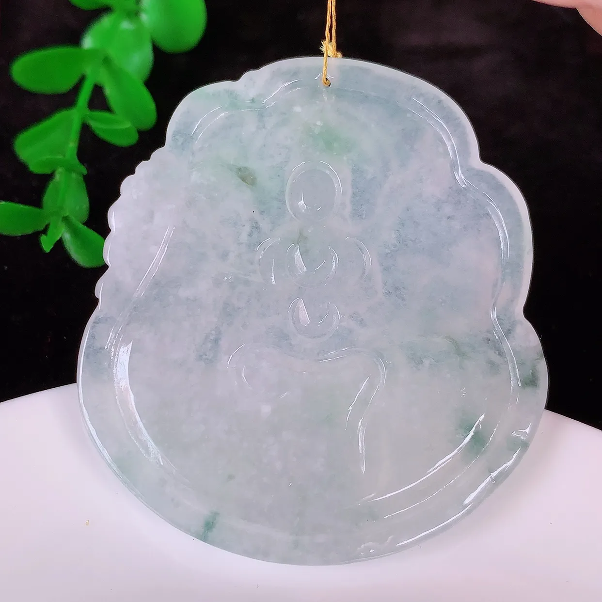 自然光实拍，冰种飘花翡翠大势至菩萨吊坠， 赐福翡翠观音，翠绿迷人，观音面相端庄，佩戴时尚出众！#00.21