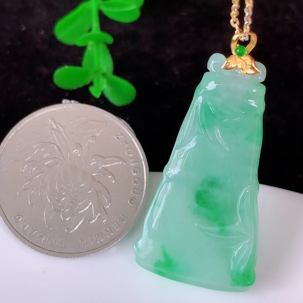 自然光实拍，18K金镶嵌冰飘绿竹节翡翠吊坠。竹节寓意“节节高，官运亨通，前程似锦，水润莹泽，清秀高雅，佩戴精美！#00.21整体40.5裸石36*18.8*5