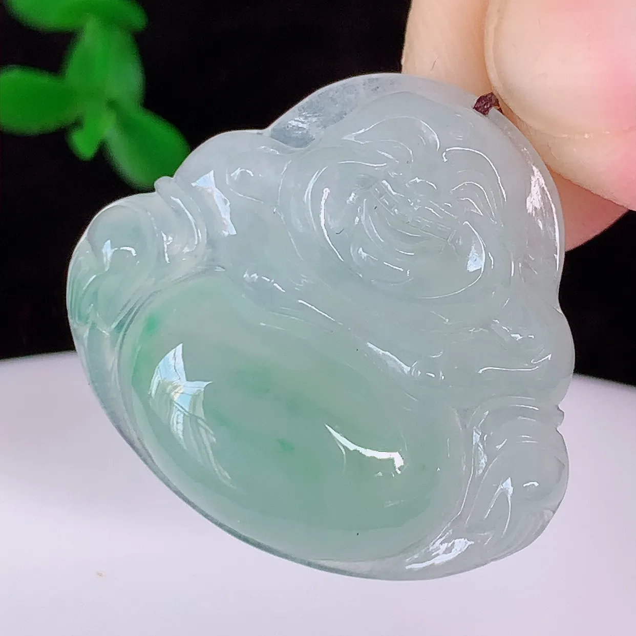 自然光实拍，冰种飘花翡翠佛公吊坠，笑口常开，佛公在心中，一生平安幸福，冰透，佛公翠色迷人，佩戴佳品！#46.21