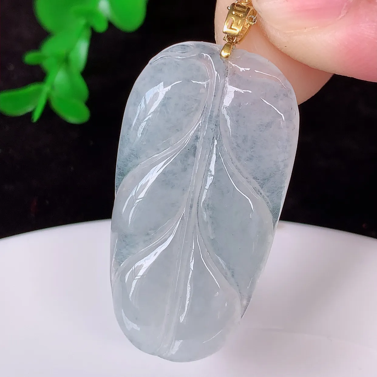 18K金镶嵌冰种翡翠叶子吊坠 ，种水足，色泽清新，工艺精湛，叶子寓意美好；金枝玉叶，事业有成。#41.21