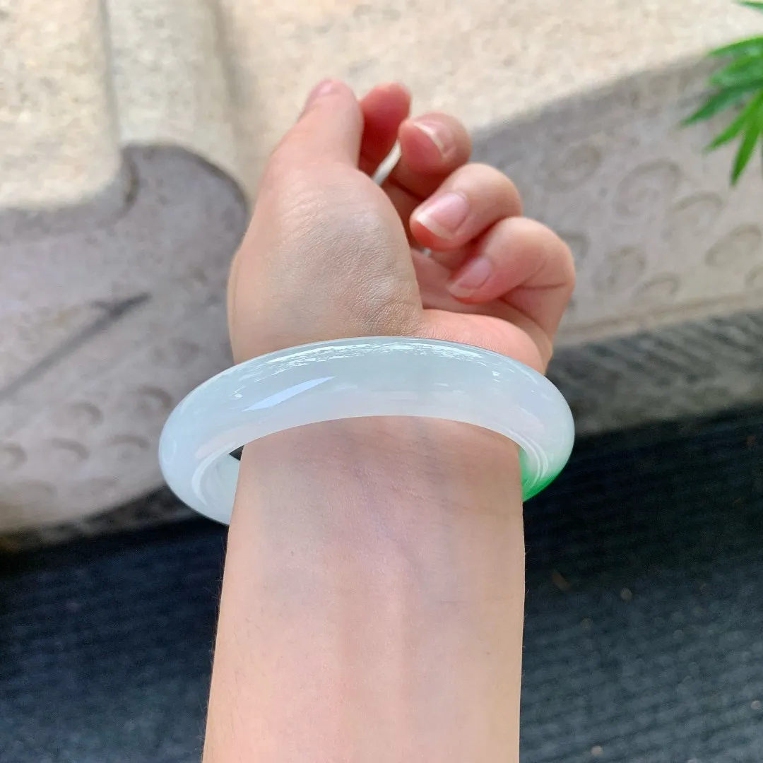冰糯飘阳绿，水润，种老，细腻，无裂纹！