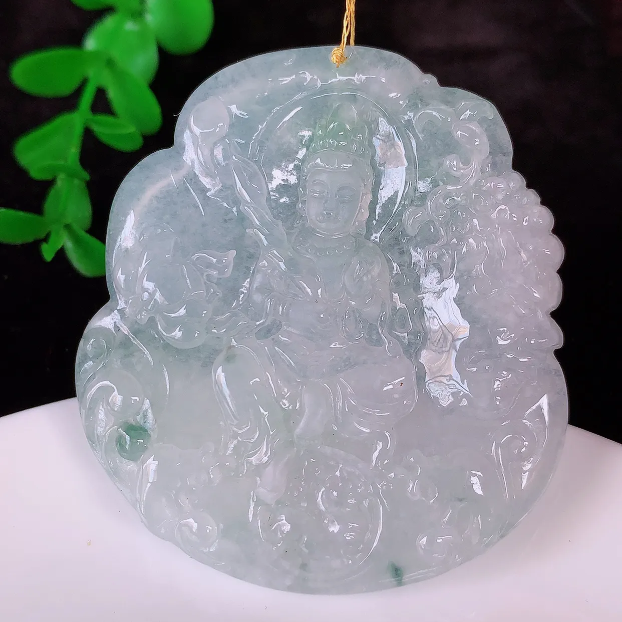 自然光实拍，冰种飘花翡翠大势至菩萨吊坠， 赐福翡翠观音，翠绿迷人，观音面相端庄，佩戴时尚出众！#00.21