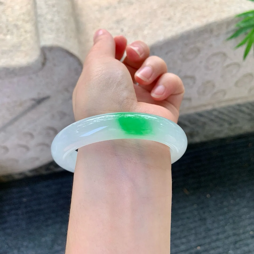 冰糯飘阳绿，水润，种老，细腻，无裂纹！