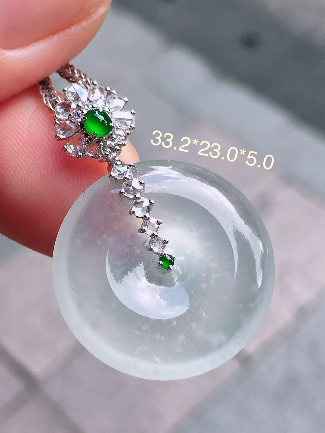 冰种平安扣吊坠，玉质细腻，荧光感超
强，饱满圆润，气质满满。18k
金豪华镶嵌