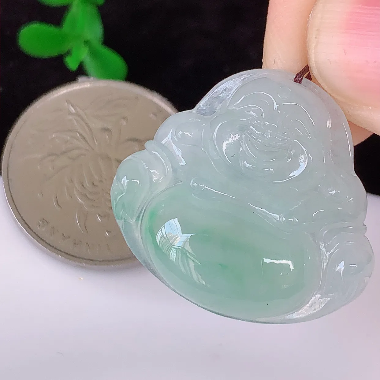 自然光实拍，冰种飘花翡翠佛公吊坠，笑口常开，佛公在心中，一生平安幸福，冰透，佛公翠色迷人，佩戴佳品！#46.21