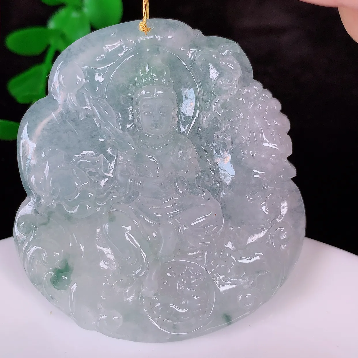 自然光实拍，冰种飘花翡翠大势至菩萨吊坠， 赐福翡翠观音，翠绿迷人，观音面相端庄，佩戴时尚出众！#00