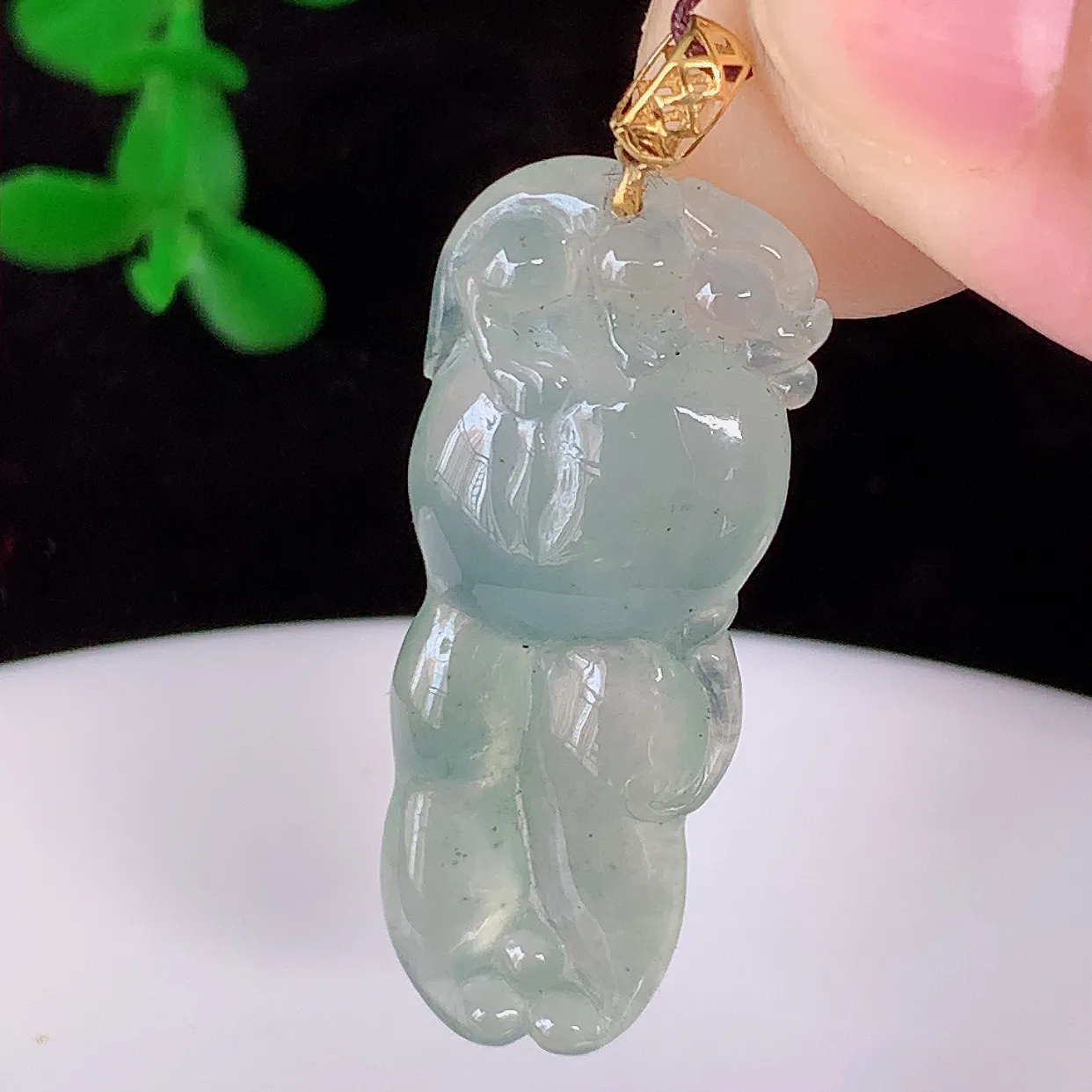 18k金镶嵌冰种翡翠人生如意人参吊坠，沁人心脾，精致典雅的设计，为佩戴者，增添色彩，送礼自留都是佳品