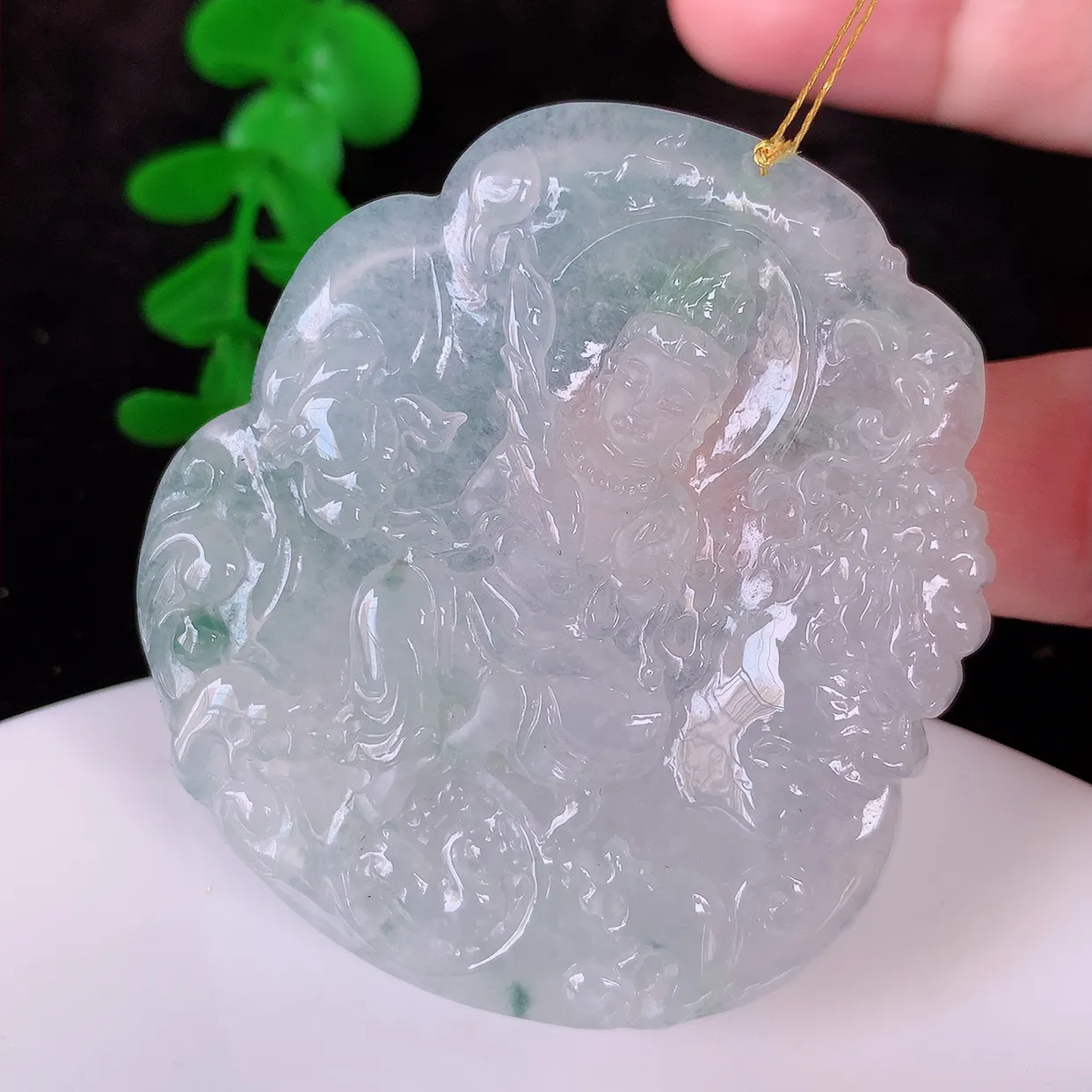 自然光实拍，冰种飘花翡翠大势至菩萨吊坠，赐福翡翠观音，翠绿迷人，观音面相端庄，佩戴时尚出众！#00.