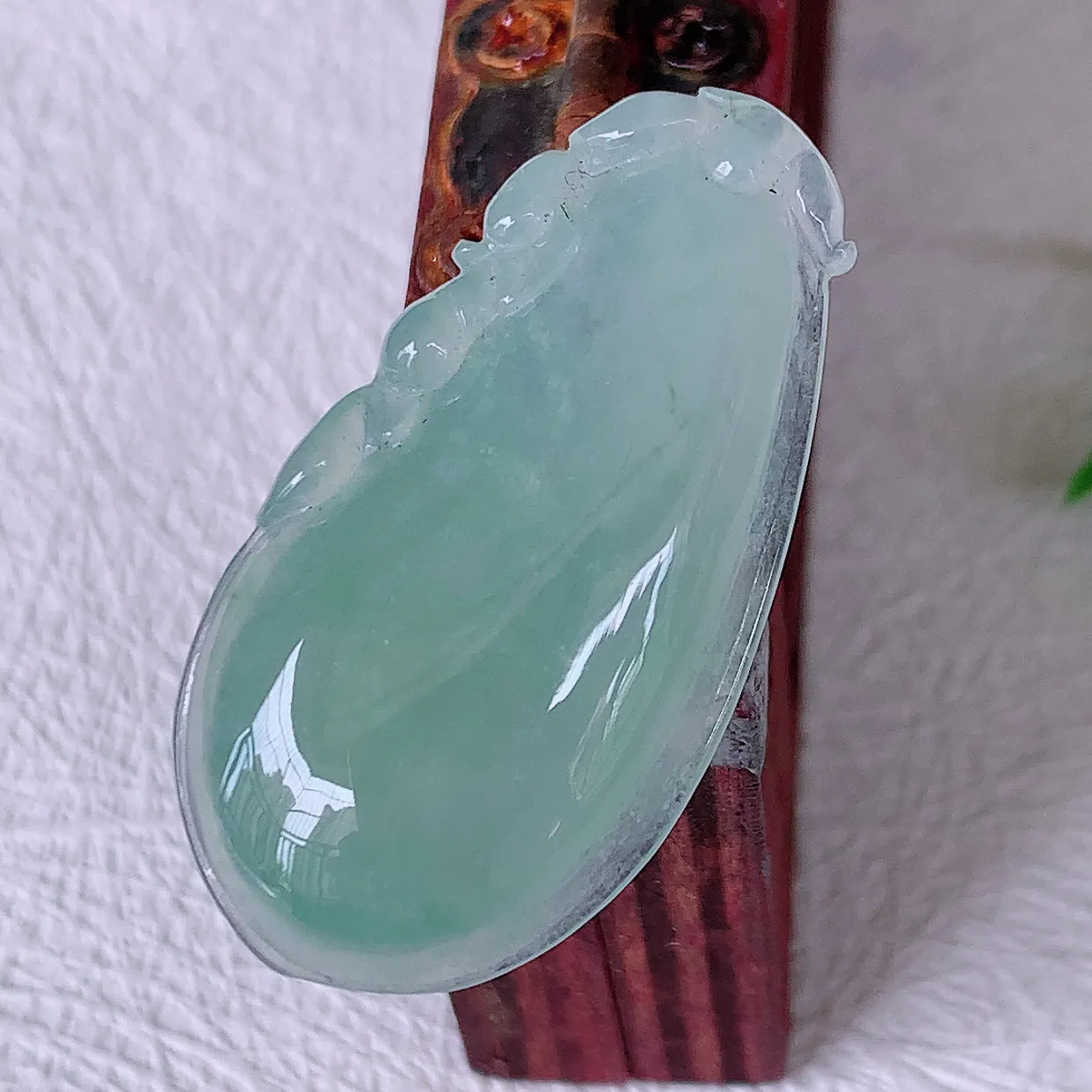 自然光实拍，冰种翡翠招财福瓜吊坠，翡翠福瓜招财瓜，冰润且起胶感， 佩戴效果优雅迷人！#57.21