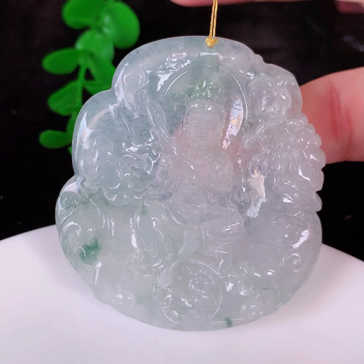 自然光实拍，冰种飘花翡翠大势至菩萨吊坠，赐福翡翠观音，翠绿迷人，观音面相端庄，佩戴时尚出众！#00.21