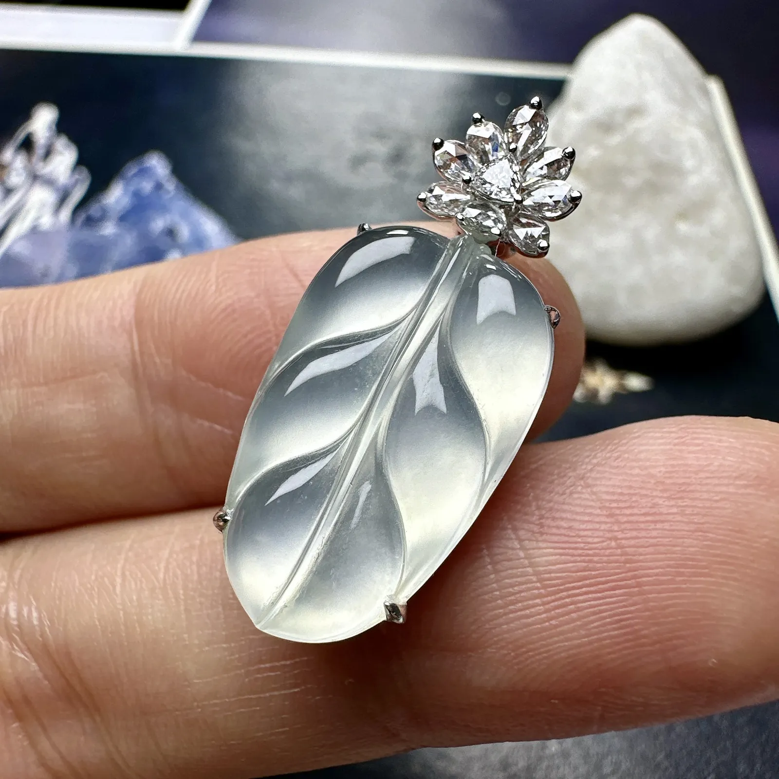 【玻璃种叶吊坠】金枝玉叶，胶感强烈，起刚光，种水上乘，晶莹剔透，纯净通透，莹光感很强。18k金钻镶嵌，裸石尺寸19.7*12*3.4毫米