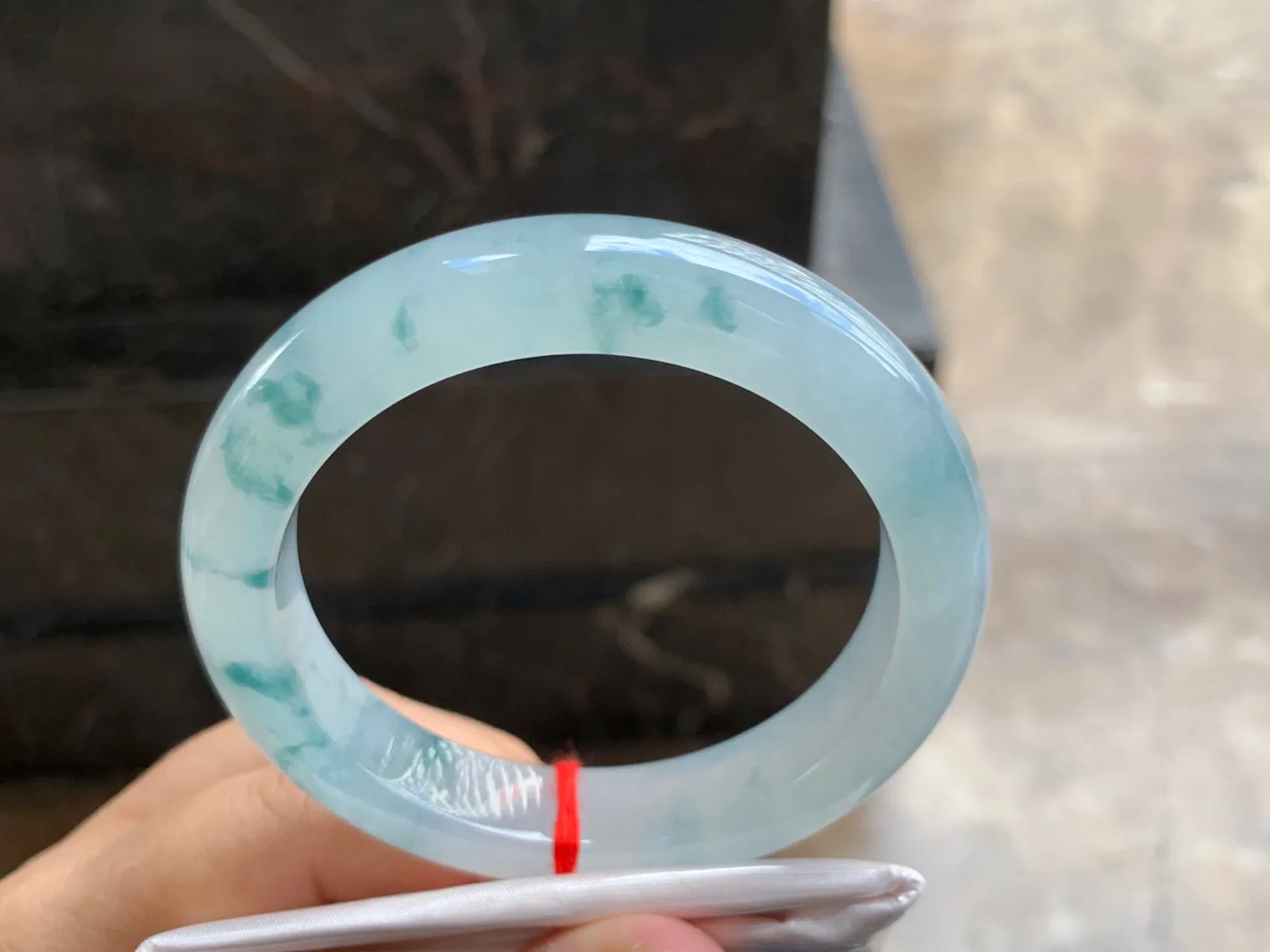 56.5-12.5-9.5mm
冰种飘花手镯 底子冰透干净 花色清爽灵动