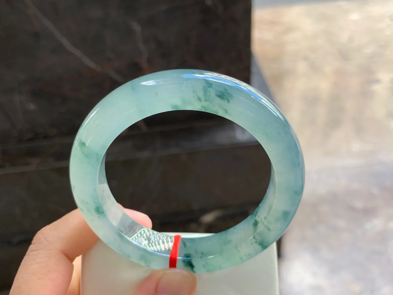 56-12-10mm
冰种飘花手镯 冰透起光 花色均匀