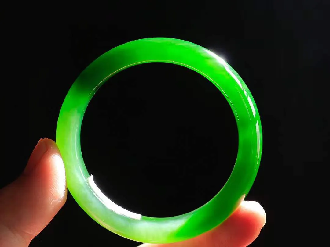 【悠悠芳华.镯】

精品和田玉碧玉手镯 玉质温润 青葱岁月，尽收腕中，婉转流畅，凝岁月悠长。盈一眸恬淡，挽一抹绿意。重44.7克 内径52.5mm尺寸12-7.8mm   86402955A