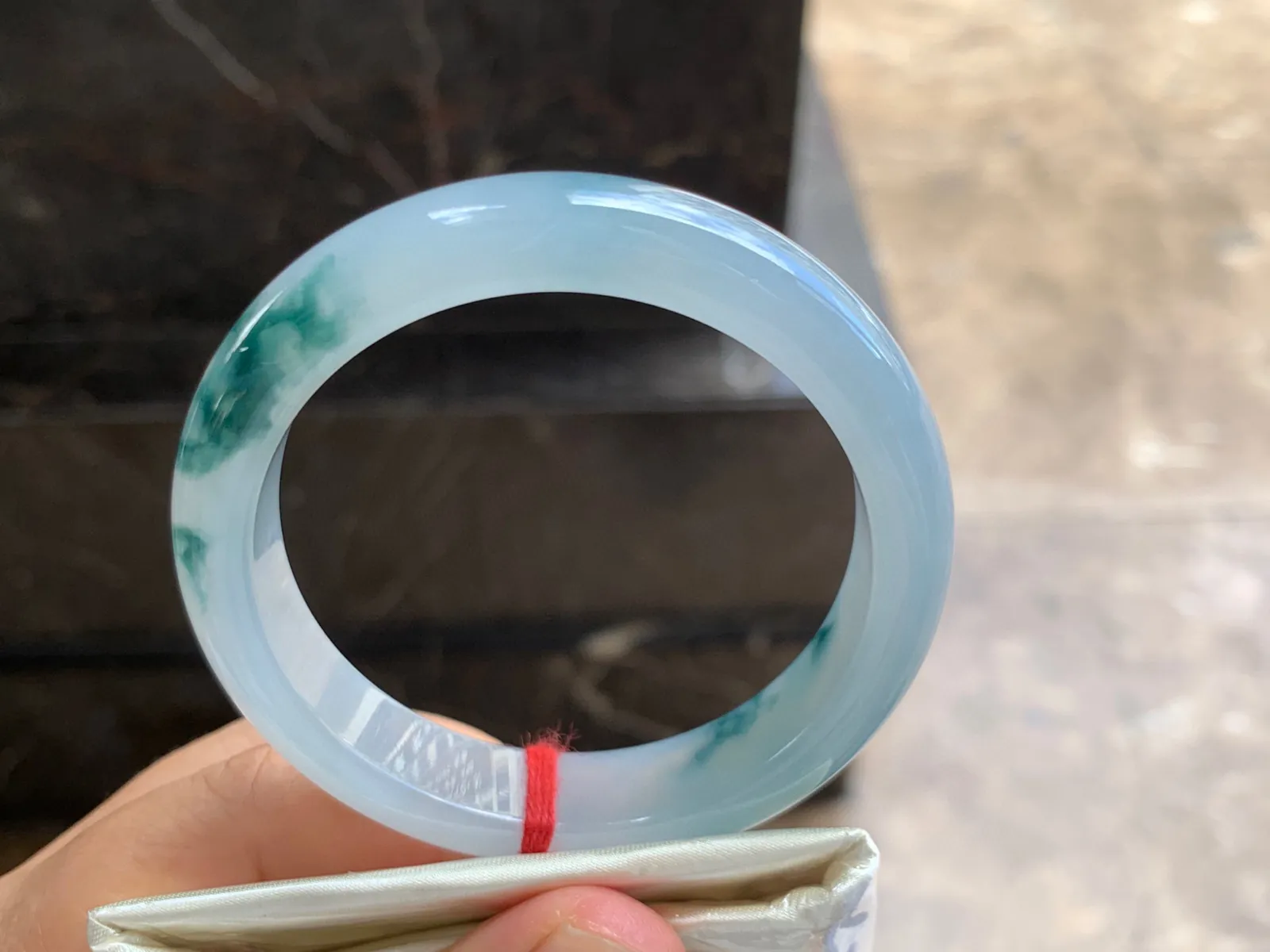 55-12-8mm
冰种飘花手镯 种好水润 底子干净 花色灵动