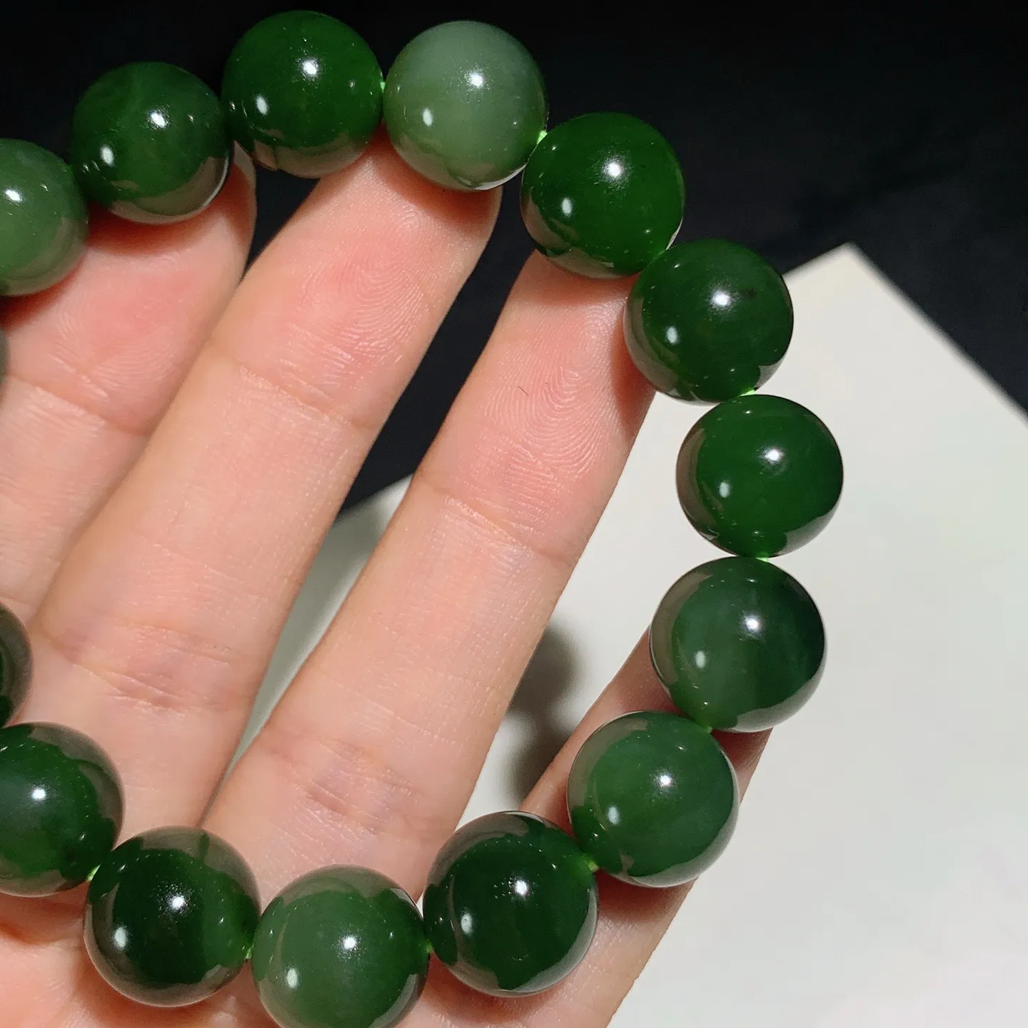 和田玉菠菜绿俄罗斯碧玉圆珠手串。尺寸12.玉质细腻油润 底色纯净 脂粉好，品质好。lt250820