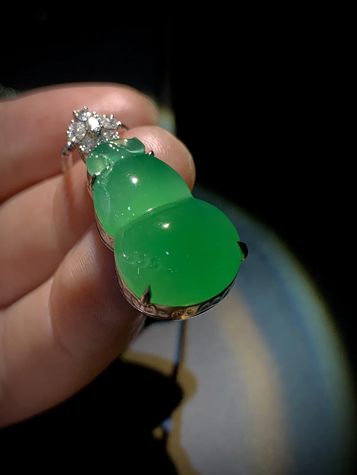 【福禄】，葫芦，
裸石约25-15.5-5.5mm，
整体32-15.5-11.5mm，
18K金，