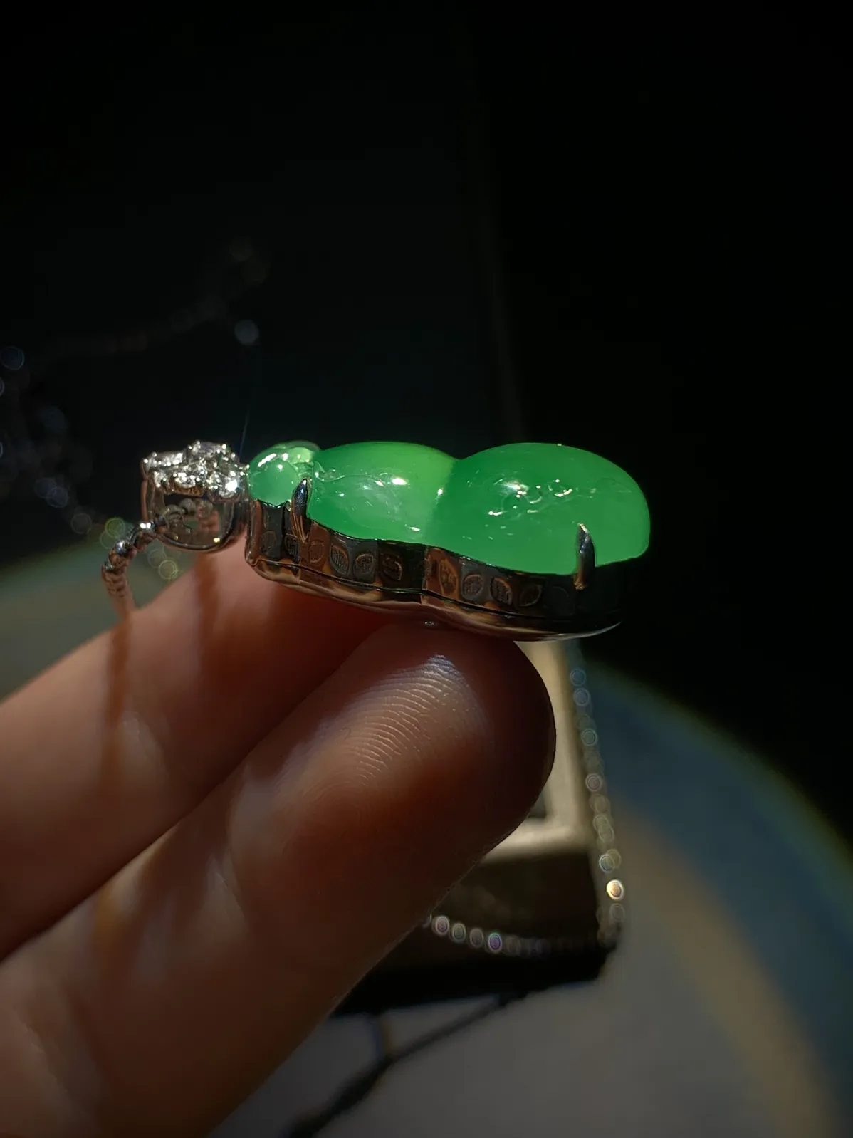 【福禄】，葫芦，
裸石约25-15.5-5.5mm，
整体32-15.5-11.5mm，
18K金，南非钻，不含链