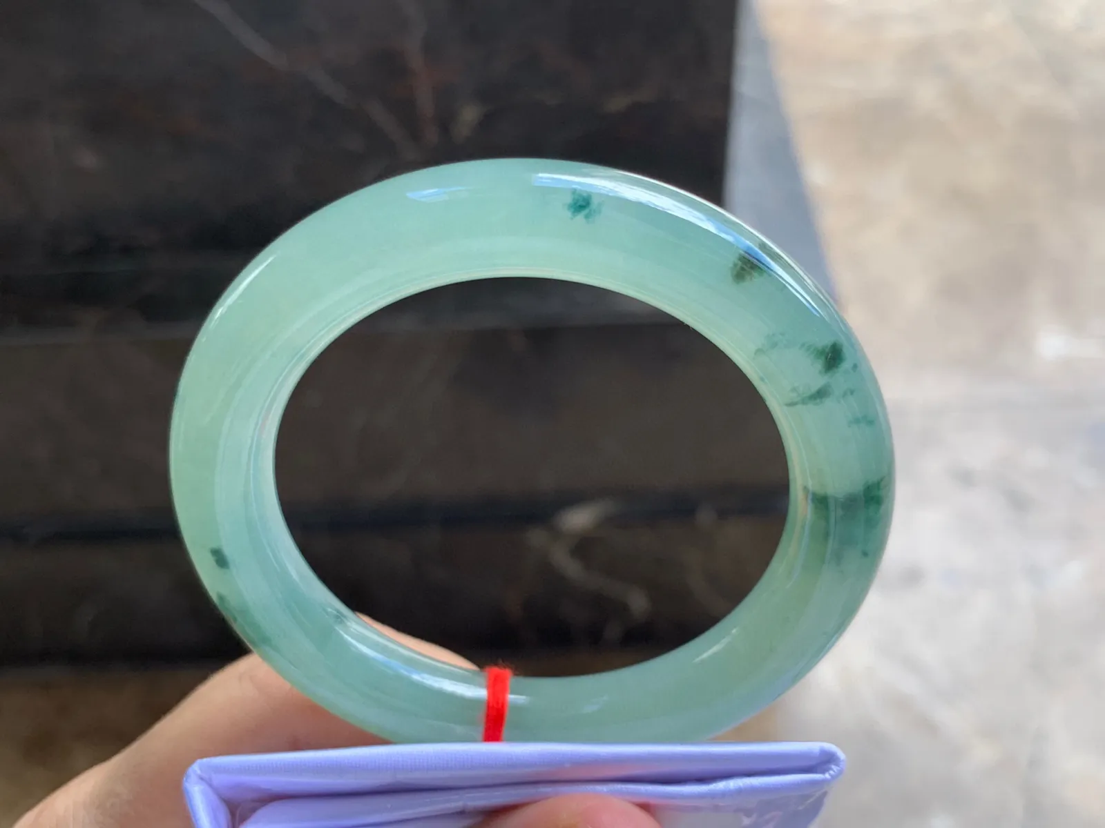 56-11mm
飘花圆条手镯 种好水润 底色漂亮