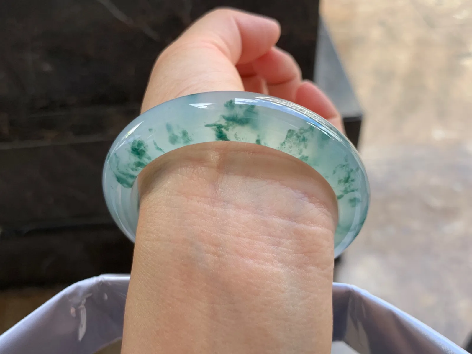55.5-13-9mm
冰种飘花手镯 莹润冰透 花色灵动