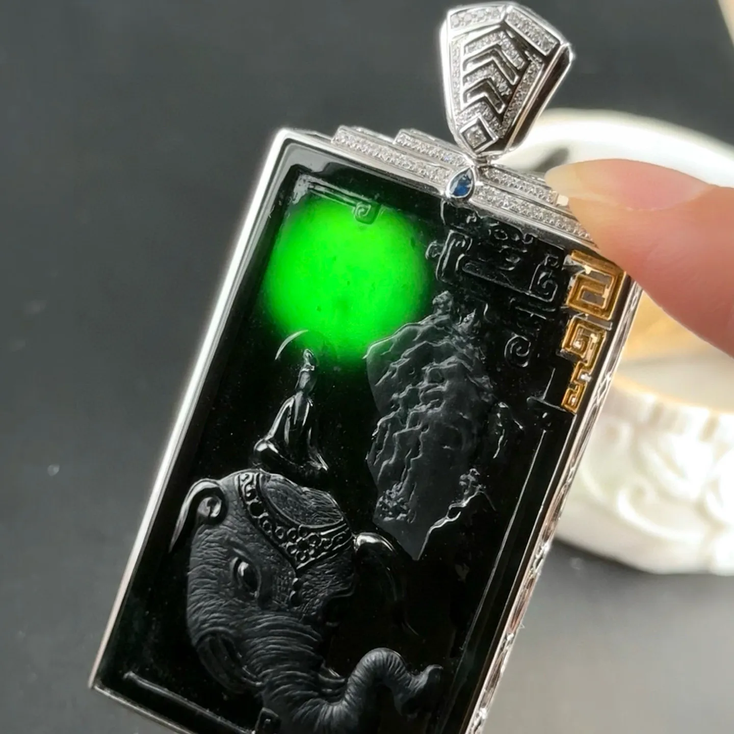 精品墨翠普贤菩萨 种好色正 黑度极好 打灯通透 油性十足 74.8