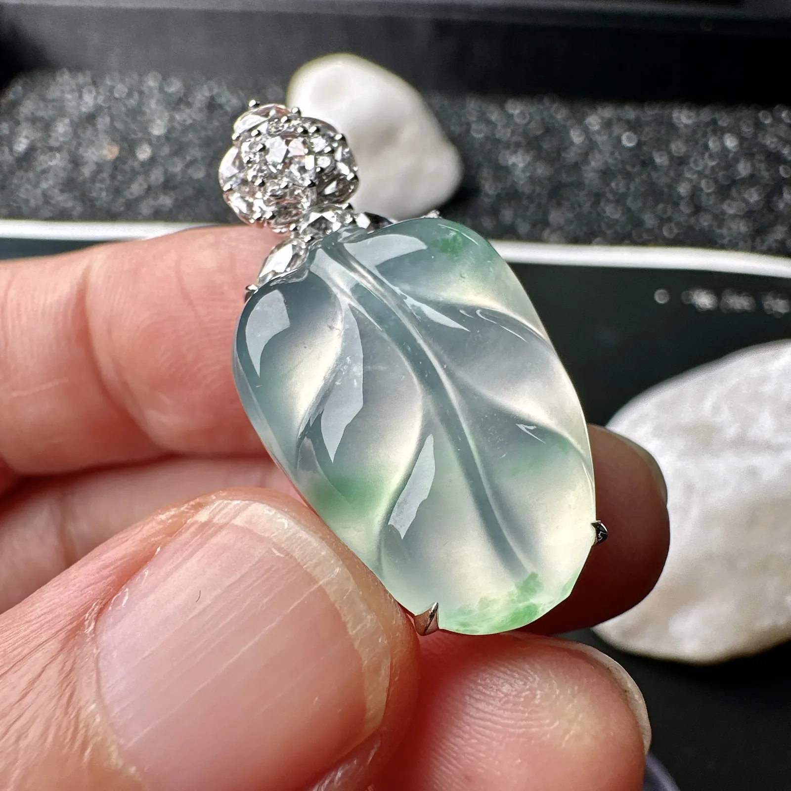 【冰种飘花叶吊坠】金枝玉叶，胶感强烈，种水上乘，晶莹剔透，纯净通透，莹光感很强。18k金钻镶嵌，裸石尺寸22.2*16*5.3毫米