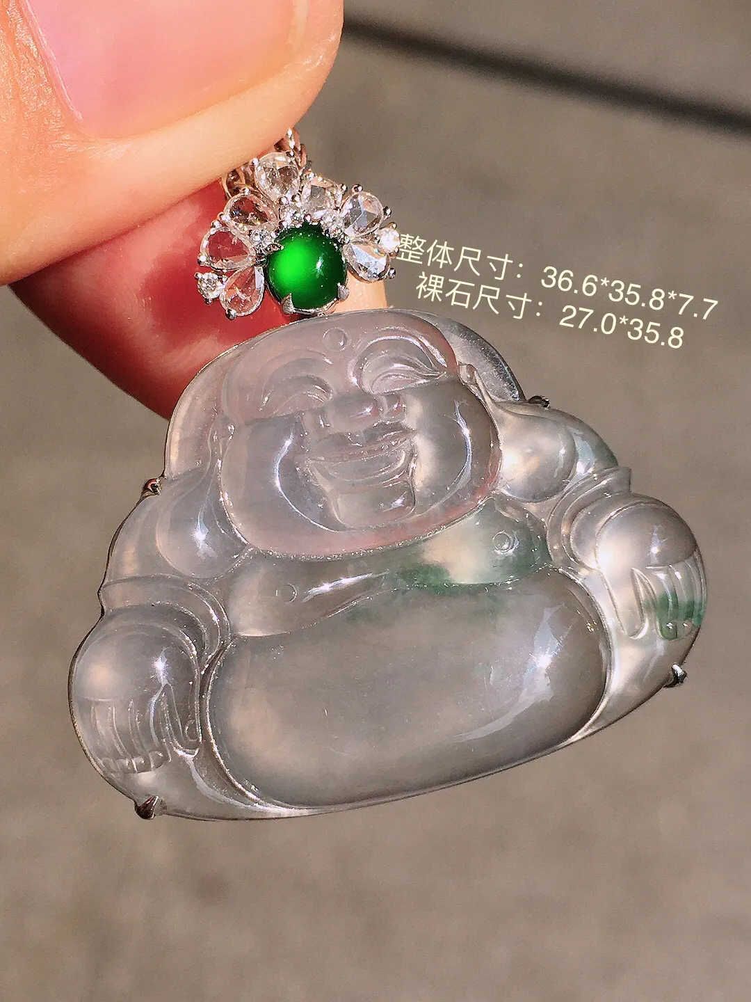 冰飘花佛公吊坠，玉质细腻，荧光感超
强，饱满圆润，气质满满。18k
金豪华镶嵌